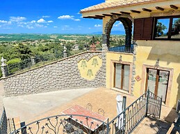Charming Villa in Umbria - Sleeps 16 - Lake View - Pool, Jacuzzi and E
