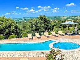 Charming Villa in Umbria - Sleeps 16 - Lake View - Pool, Jacuzzi and E