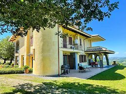 Charming Villa in Umbria - Sleeps 16 - Lake View - Pool, Jacuzzi and E