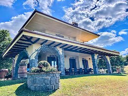 Charming Villa in Umbria - Sleeps 16 - Lake View - Pool, Jacuzzi and E