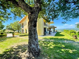 Charming Villa in Umbria - Sleeps 16 - Lake View - Pool, Jacuzzi and E