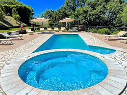 Charming Villa in Umbria - Sleeps 16 - Lake View - Pool, Jacuzzi and E