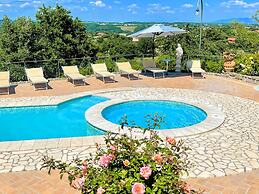 Charming Villa in Umbria - Sleeps 16 - Lake View - Pool, Jacuzzi and E