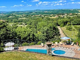 Charming Villa in Umbria - Sleeps 16 - Lake View - Pool, Jacuzzi and E