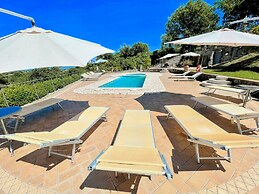Charming Villa in Umbria - Sleeps 16 - Lake View - Pool, Jacuzzi and E