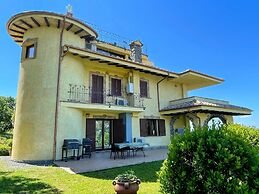 Charming Villa in Umbria - Sleeps 16 - Lake View - Pool, Jacuzzi and E
