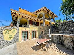 Charming Villa in Umbria - Sleeps 16 - Lake View - Pool, Jacuzzi and E