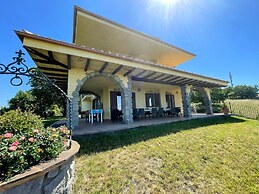 Charming Villa in Umbria - Sleeps 16 - Lake View - Pool, Jacuzzi and E