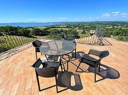 Charming Villa in Umbria - Sleeps 16 - Lake View - Pool, Jacuzzi and E