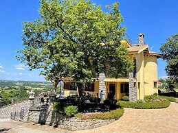 Charming Villa in Umbria - Sleeps 16 - Lake View - Pool, Jacuzzi and E