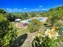 Charming Villa in Umbria - Sleeps 16 - Lake View - Pool, Jacuzzi and E