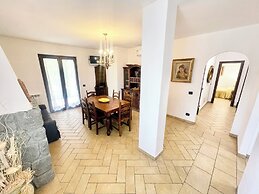 Charming Villa in Umbria - Sleeps 16 - Lake View - Pool, Jacuzzi and E