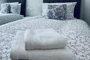 Lodge - Sleeps 18, pet Friendly & Free Parking
