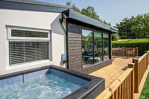 Cedars Lodge - Hot Tub - Penally - Tenby