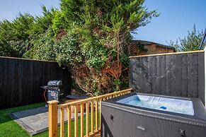 Cedars Lodge - Hot Tub - Penally - Tenby