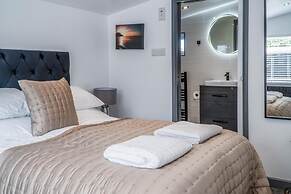 Cedars Lodge - Hot Tub - Penally - Tenby