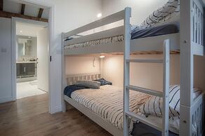 The Old Stables - 3 Bedroom Cottage - Angle