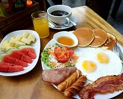 Nature Home Hostel & Cafe