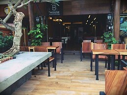 Nature Home Hostel & Cafe