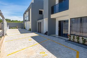 Condominium With Pool 950m From the Beach - PDM