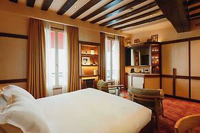 Confidential Room 1, a Stone's Throw From the Louvre