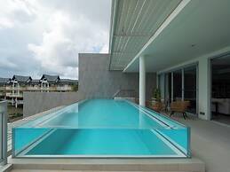 Beautiful Apt with a Pool