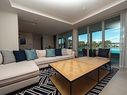 Beautiful Apt with a Pool