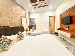 Hotel Malay - near Temple & Rail Station