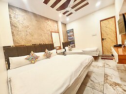 Hotel Malay - near Temple & Rail Station