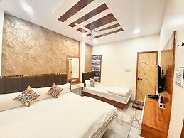 Hotel Malay - near Temple & Rail Station