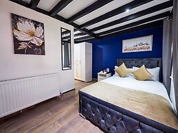 THE COURTYARD LODGE