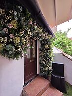THE COURTYARD LODGE