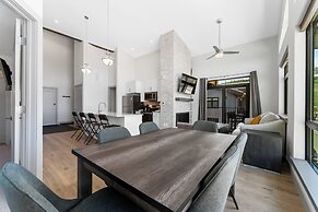 Skywalk Flats #305e : 2