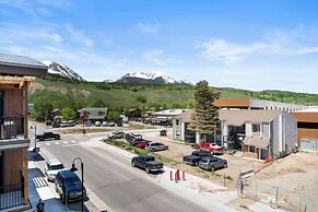 Skywalk Flats #305e : 2