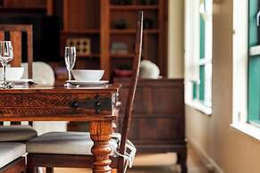 Stylish & Cozy 4BR Retreat With Free Parking