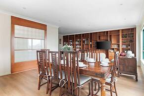 Stylish & Cozy 4BR Retreat With Free Parking