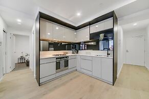 A Comfy 2BR Apt, 5-min Walk To Melbourne Central
