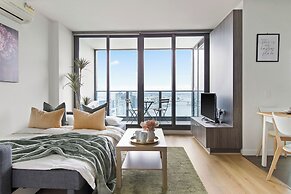 A Cozy 2BR Apt With Harbour Views, Free Parking