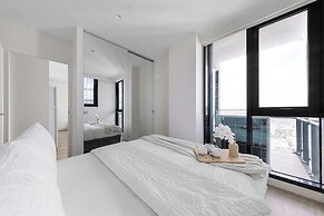 A Cozy 2BR Apt With Panoramic Views, Free Parking