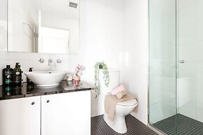 A Comfy & Spacious 2BR Apt Harbour View