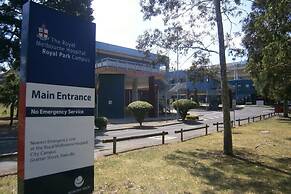A 3BR Apt Next to Melbourne Zoo, Free Parking