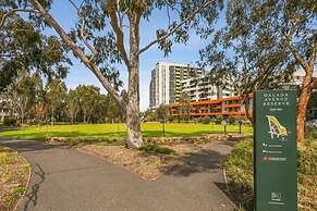 A 3BR Apt Next to Melbourne Zoo, Free Parking