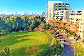 A 3BR Apt Next to Melbourne Zoo, Free Parking