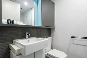 A 3BR Apt Next to Melbourne Zoo, Free Parking