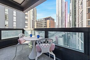 City View 2br, Free Parking, Bright & Central Apt