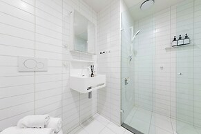 City View 2br, Free Parking, Bright & Central Apt