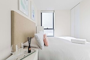 City View 2br, Free Parking, Bright & Central Apt