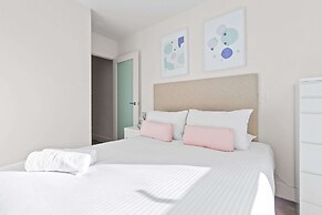City View 2br, Free Parking, Bright & Central Apt