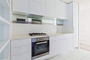 City View 2br, Free Parking, Bright & Central Apt