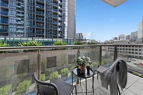 A Large 2BR Apt Near Crown, Sleeps 8, Free Parking